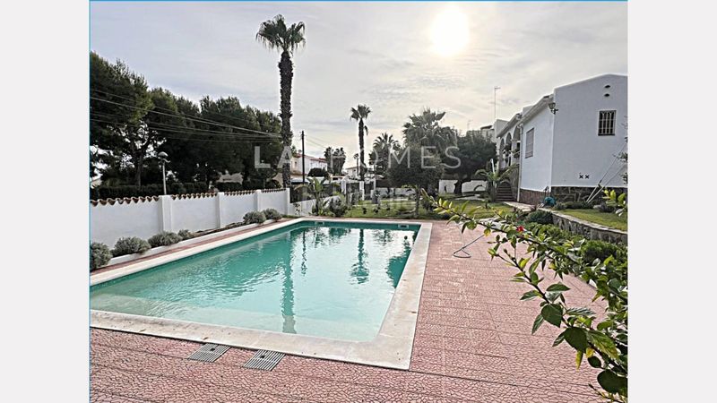 Foto 3cce7523-3c6c-44f2-bc23-25346325418d. Xalet amb aparcament piscina a Cunit residencial Cunit