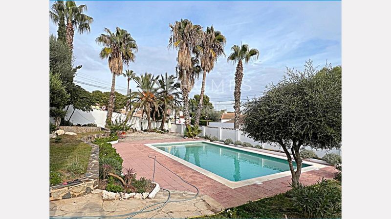 Foto f40b5e20-4c3d-4f65-b8d0-748689a48438. Xalet amb aparcament piscina a Cunit residencial Cunit
