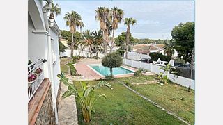 Xalet  Carrer andorra. Estilo ibiza, luz infinita y esencia mediterránea todo el año en