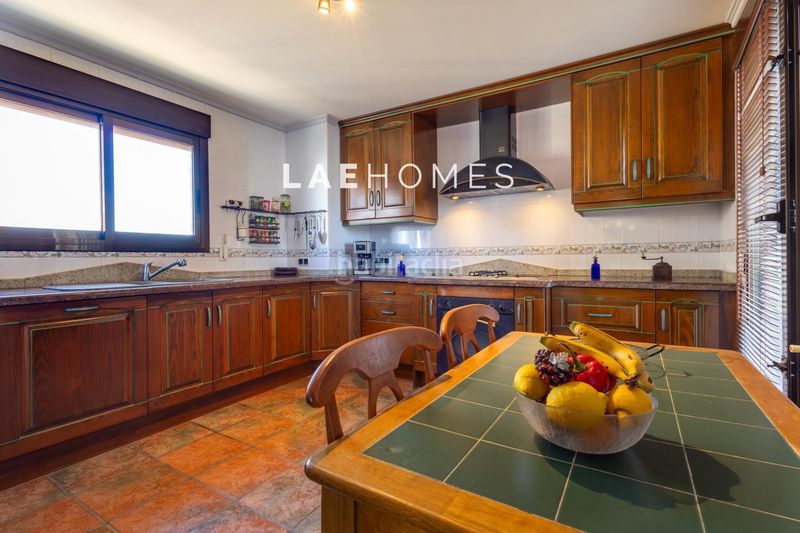 Foto 5b9f7765-dad1-4d46-9755-920321cd7df5. Tríplex edificio con local en venta en el campello en Campello (el)