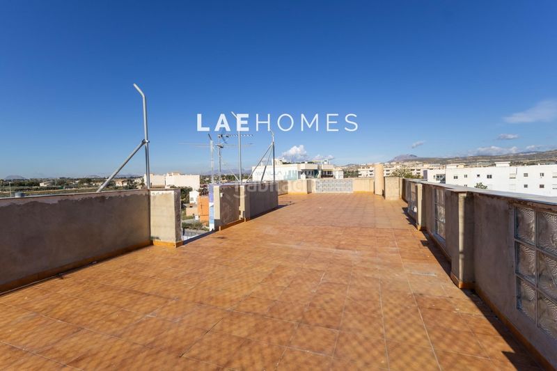 Foto a25373cd-06e8-44d2-a42f-2880e9c7f282. Tríplex edificio con local en venta en el campello en Campello (el)
