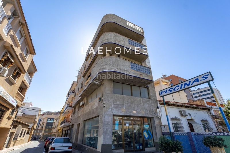 Foto a6b7a397-cf17-4ded-94ec-b13423c051f6. Tríplex edificio con local en venta en el campello en Campello (el)