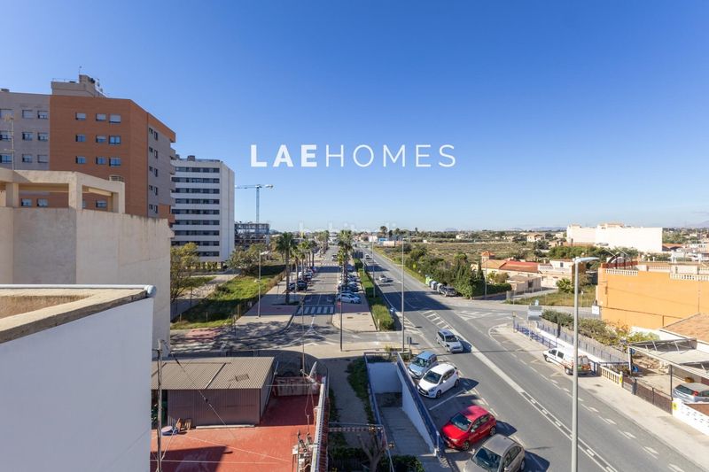 Foto fef19ad0-501d-461a-826e-80d33339a2e4. Tríplex edificio con local en venta en el campello en Campello (el)