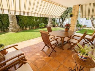 Casa aparellada a Heliópolis. Villa en benicasim