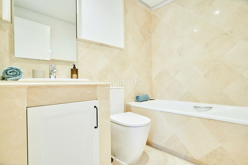 Foto 35f93d37-d267-4923-a6df-1b46e1c4f193. Apartament amb calefacció aparcament piscina a Los Naranjos Marbella