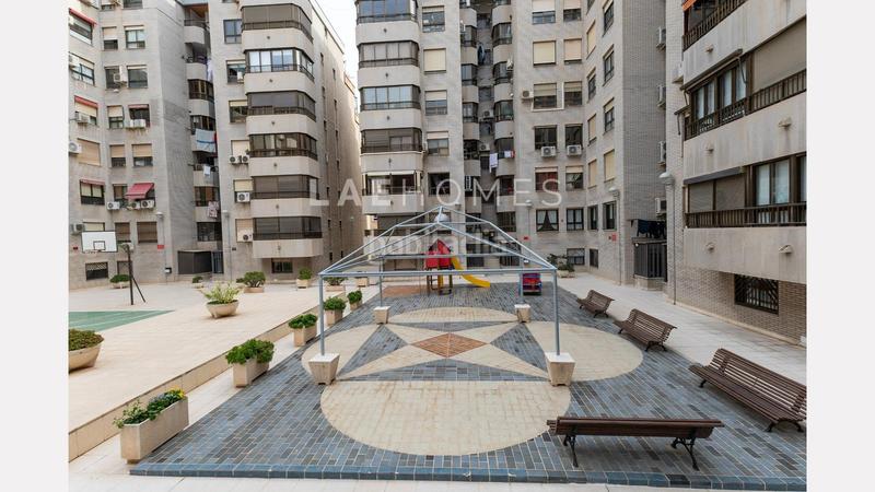 Foto 1228765d-3b8b-42ed-8a0f-57c9c31f8c86. Piso  en venta en el centro 4 dormitorios, piscina y ubicación privilegiada en Alicante
