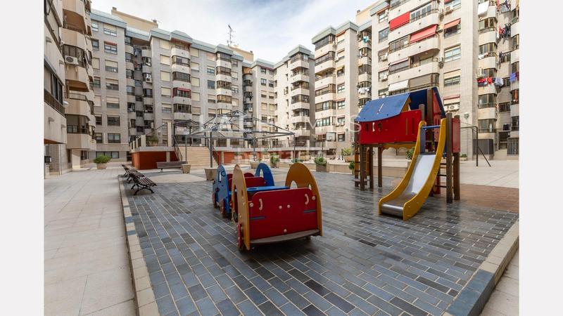 Foto b23b745c-b918-4903-ae50-0c56cb22c30d. Piso  en venta en el centro 4 dormitorios, piscina y ubicación privilegiada en Alicante
