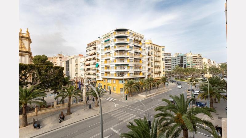 Foto c978c9a3-197e-417b-b0a7-b45abbaa0d60. Piso  en venta en el centro 4 dormitorios, piscina y ubicación privilegiada en Alicante