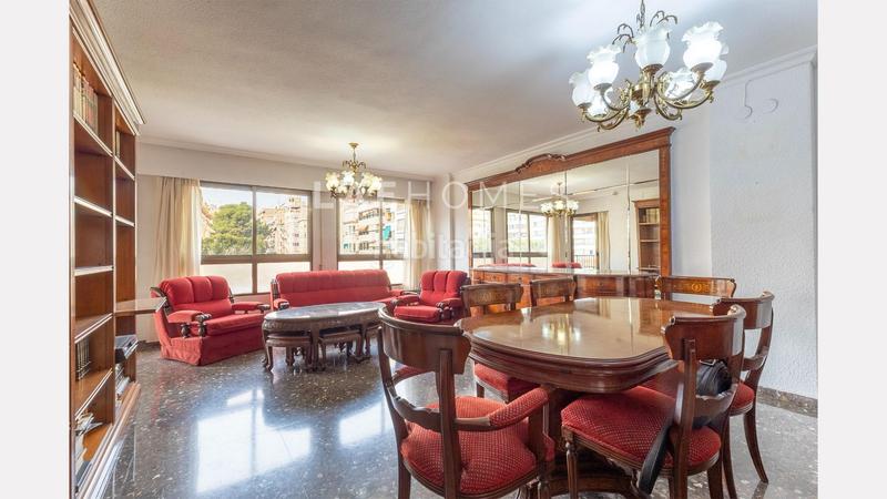 Foto e6a817bb-a948-45a3-96ac-d89932aaa7e6. Piso  en venta en el centro 4 dormitorios, piscina y ubicación privilegiada en Alicante