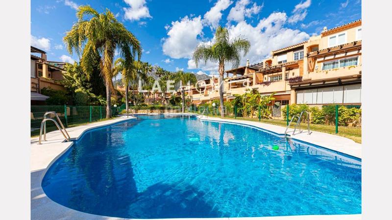 Foto d2535d0d-0be6-444e-9bb1-c26814a88c15. Casa adossada amb aparcament piscina a Nagüeles Alto Marbella