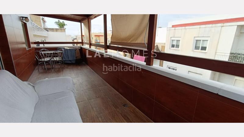 Foto bdd4b725-2cac-4db3-a143-6a13afafa54e. Ático  con terraza en carolinas espacio y confort en una ubicación estratégica en Alicante