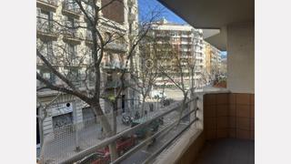 Etagenwohnung  Carrer de la indústria. Espacioso piso de 4 habitaciones, con grandes posibilidades de r