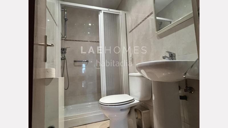 Foto 74f9dd84-52fc-46d3-ac86-f3bb5d4c91d2. Piso espacioso piso de 4 habitaciones, con grandes posibilidades de reforma en la dreta de l eixample en Barcelona