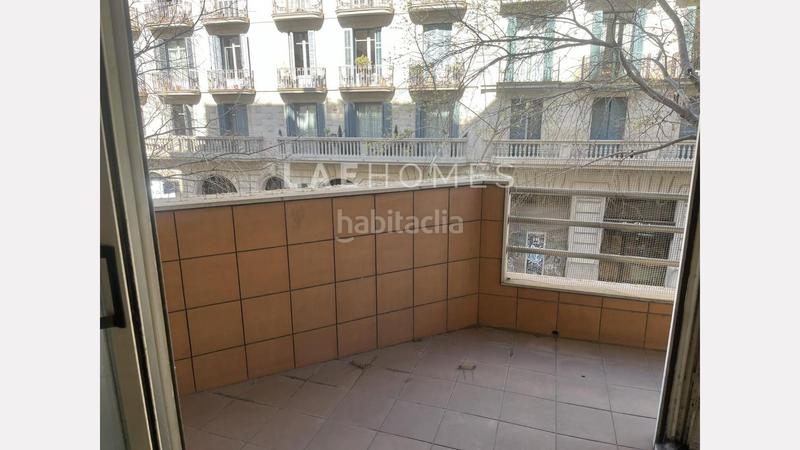 Foto f99e5cf2-6dd3-47e6-8724-12fbcedaa813. Piso espacioso piso de 4 habitaciones, con grandes posibilidades de reforma en la dreta de l eixample en Barcelona