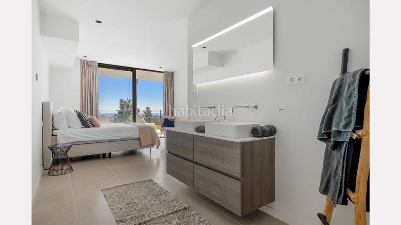 Foto ae44d105-199b-4f0c-a79c-11a82b5259c2. Chalet amplia villa moderna frente al golf con vistas panorámicas en La Alquería, en Benahavís