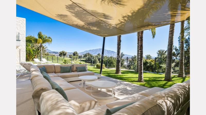 Foto b6a8446b-a0ed-4bf4-bbb5-99068151c7b1. Chalet amplia villa moderna frente al golf con vistas panorámicas en La Alquería, en Benahavís