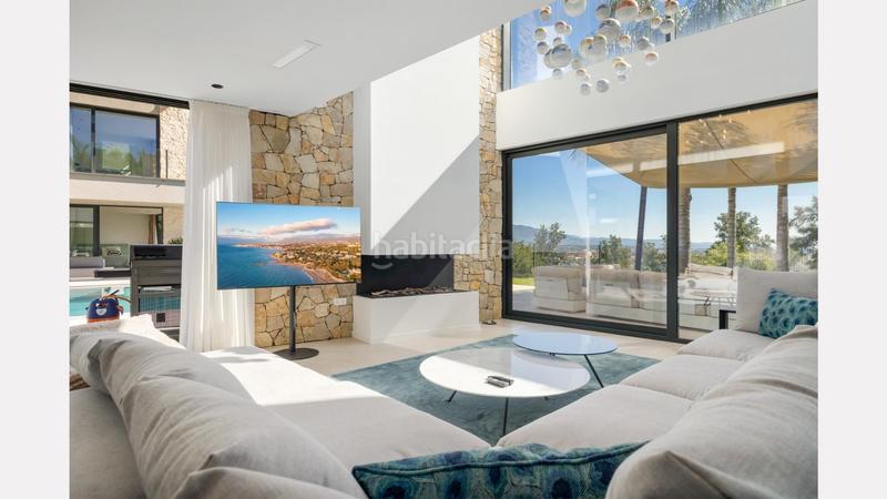 Foto c09216cf-78fa-406f-a029-4986915e2ed5. Chalet amplia villa moderna frente al golf con vistas panorámicas en La Alquería, en Benahavís