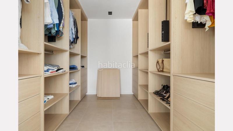 Foto dcac91d9-10df-4936-b955-acb767395f03. Chalet amplia villa moderna frente al golf con vistas panorámicas en La Alquería, en Benahavís