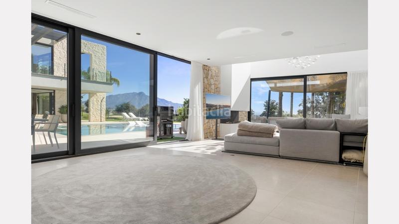 Foto e482f2f9-1aa9-40de-b60c-330fd240a7bf. Chalet amplia villa moderna frente al golf con vistas panorámicas en La Alquería, en Benahavís