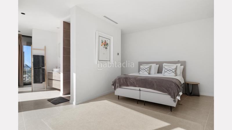 Foto e957ee5a-46bc-4b84-b379-354b8d5f43e9. Chalet amplia villa moderna frente al golf con vistas panorámicas en La Alquería, en Benahavís