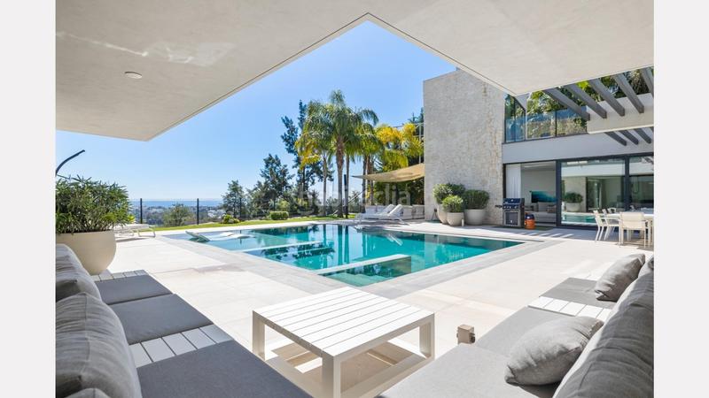 Foto fe53d846-47e3-4300-8d0e-bed21f2f0232. Chalet amplia villa moderna frente al golf con vistas panorámicas en La Alquería, en Benahavís