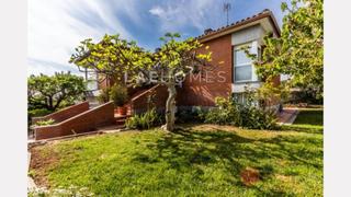 Chalet  Carrer de john lennon. Elegante chalet de 2 plantas,  en esquina privilegiada de castel