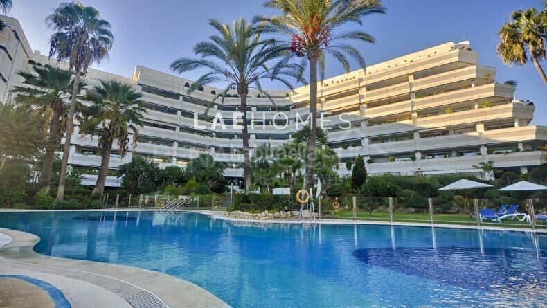 Foto 56ed88e2-7e1f-4675-ba70-c39d42250666. Apartament amb piscina a Divina Pastora Marbella