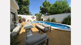 Casa a Nuevo Bulevar. Chalet en mairena del aljarafe con piscina, solárium y placas so