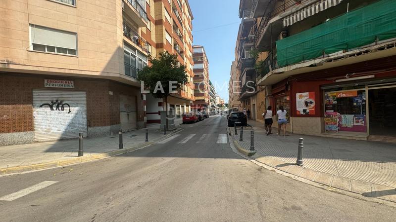 Foto c8028536-847f-43b3-9f4e-89ce47763363. Local comercial a Plaza Elíptica - República Argentina Gandia