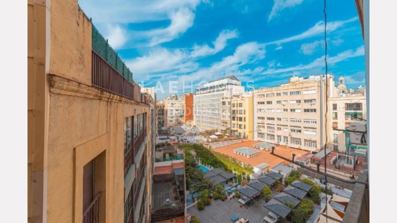 Foto 990f9af6-d26a-4fb4-bf90-2d7ac33f6b0c. Piso ático en finca regia de 5 habitaciones en el centro , junto plaza cataluña. en Barcelona