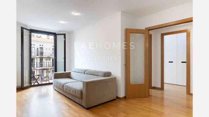 Foto b13ede0d-e11f-43d2-aa45-43f9f211a1b0. Piso vive el encanto del casco antiguo con todas las comodidades modernas! en Barcelona