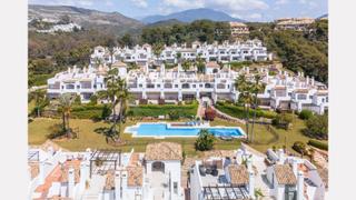 Maison jumelée à Aloha. Lujoso adosado en nueva andalucía con vistas al mar, piscina en