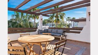 Àtic a La Concha - Resina Golf. Elegante apartamento de 2 dormitorios en selwo hills, estepona