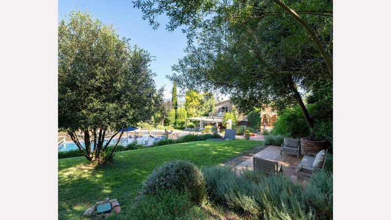 Foto 32d19c1f-a874-469f-ae8a-fd694e86d07a. Masia amb aparcament piscina a Esponellà