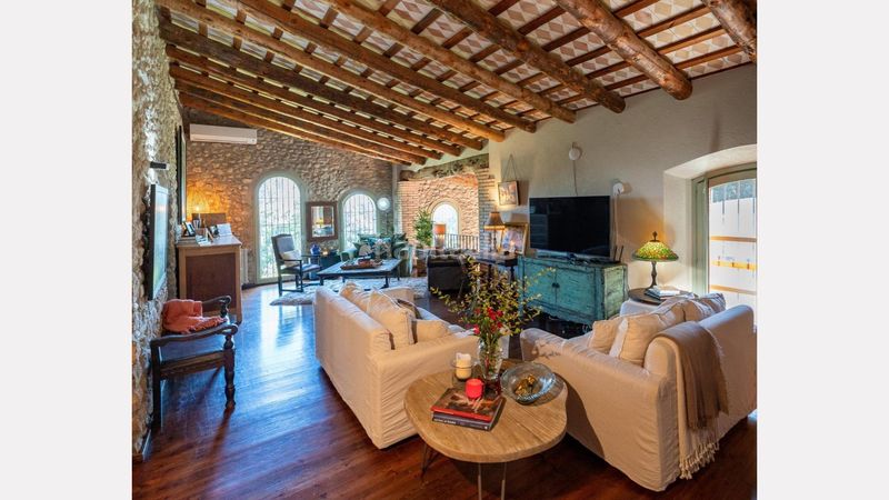 Foto d75fc526-ea99-4b99-b95b-a1d449cc274c. Masia amb aparcament piscina a Esponellà