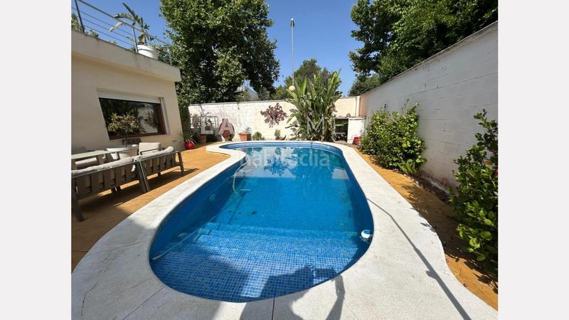 Foto 71e7fee3-86e9-4a41-96d2-374a4f915b63. House with parking pool in Nuevo Bulevar Mairena del Aljarafe