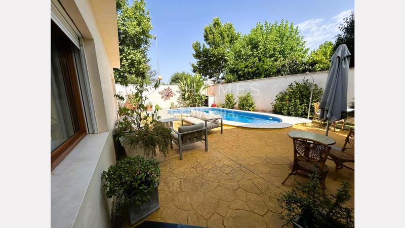 Foto cfdea8c1-819d-472e-96a0-4d5b2a09085e. House with parking pool in Nuevo Bulevar Mairena del Aljarafe