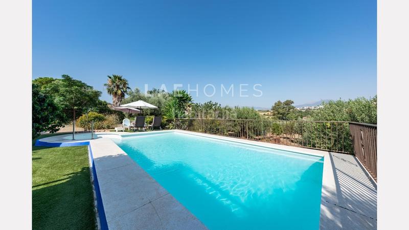 Foto 231c94af-108f-40e5-a14c-52eb8f99e7a8. Mas avec parking dans Coín