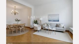 Piso  Carrer enric granados. Elegante piso con luz natural todo el día y excelente distribuci