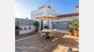 Penthouse in Centre. Encantador ático dúplex con terrazas, parking y trastero en el c