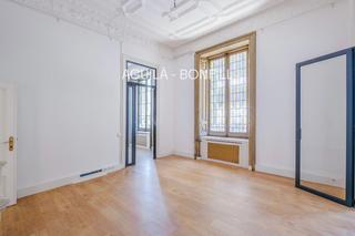 Location Bureau dans Valencia 247. Despacho modernista de 170 m2 sito en una finca regia totalmente