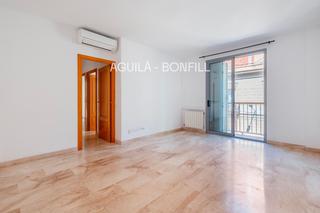 Piso en Sants. Piso en venta.  seminuevo. 70 m2. 3 hab,  1 baño. 2 balcones