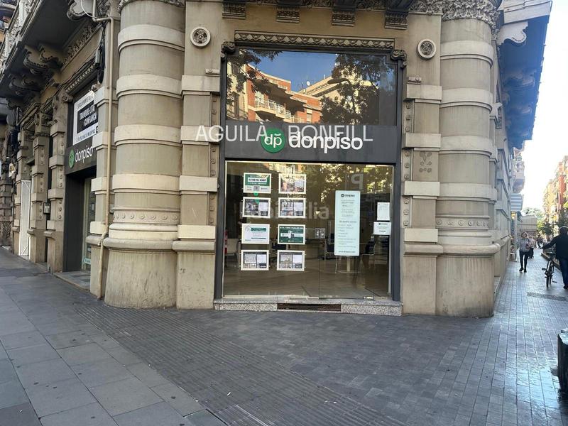 Foto 4bd51c35-8034-46df-85ab-d3f33f2f1d38. Alquiler local comercial en de Sants 149 en alquiler magnífico local comercial esquinero en crta. de Sants en Barcelona