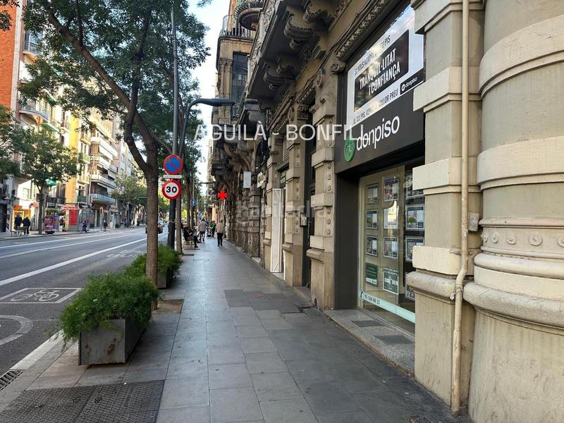 Foto 6e0c8a13-428e-4efa-a171-fe13f8fcbf97. Alquiler local comercial en de Sants 149 en alquiler magnífico local comercial esquinero en crta. de Sants en Barcelona