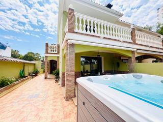 Casa a Nueva Andalucía centro. Exquisite renovado casa semidetached con piscina privada, terraz