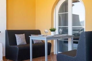 Lloguer Apartament a Nueva Andalucía centro. Elegante apartamento de 2 dormitorios con vistas panorámicas en