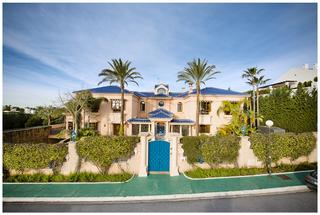 Casa en Nueva Andalucía centro. Lujosa mansión clásica en marbella