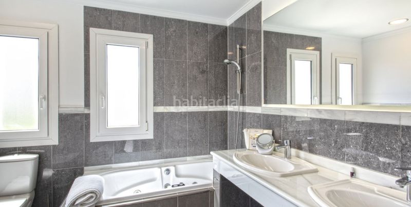 Foto c2e13b75-d68e-4524-bb93-883fbf63a255. Casa amb aparcament piscina a Casco Antiguo Marbella