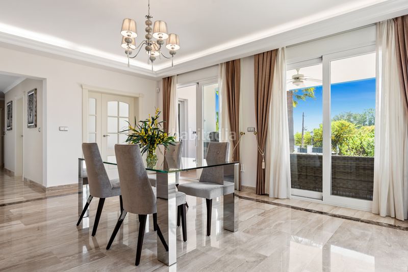 Foto f1407cb4-eb9e-4eb6-95b3-fec398f39675. Casa amb aparcament piscina a Casco Antiguo Marbella