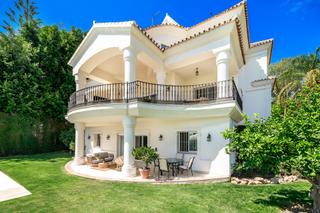 Casa a Nueva Andalucía centro. Villa en primera linea de golf en marbella